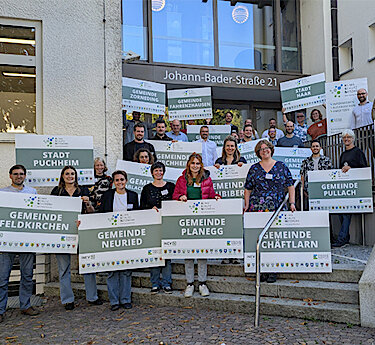 Vertreterinnen und Vertreter mit den Schildern ihrer Kommune Vertreterinnen und Vertreter mit den Schildern ihrer Kommune